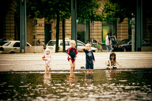planschende Kinder auf dem Augustusplatz, Leipzig